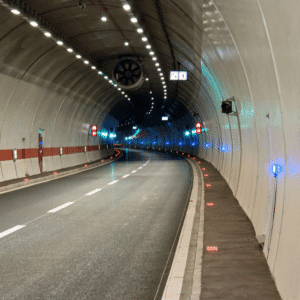 Travaux tunnels autoroutiers. Entreprise électricité Suisse